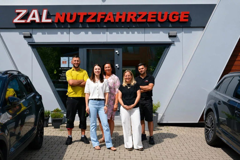 Das Team von ZAL Nutzfahrzeuge vor dem Standort