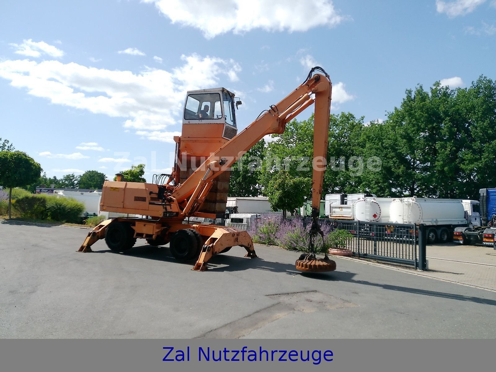 Liebherr A902